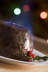 圣诞节用白兰地火烈焰 肉桂 假期 烹饪 李子背景图片