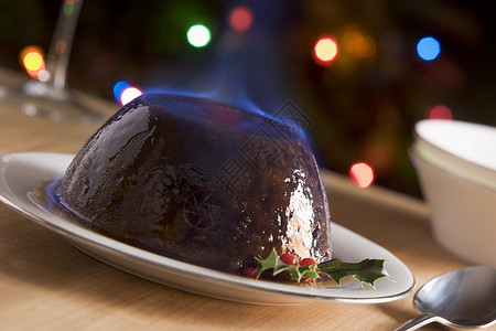 圣诞节与白兰地火烈焰 朗姆酒 坚果 盘子 圣诞布丁背景图片
