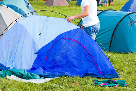 在露营中搭帐篷 假期 自然 男人 组装背景图片