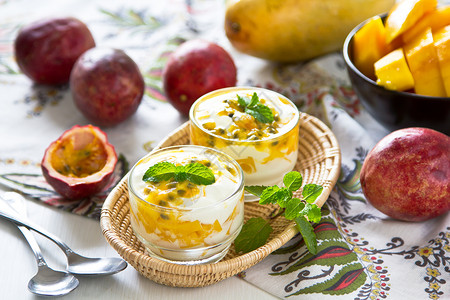 激情果和配酸奶的芒果 新鲜的 喝 布丁 假期高清图片