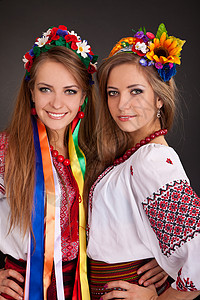 身着乌克兰服装的年轻妇女民间高清图片素材