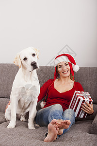 女人和她的狗 在圣诞节 女性 女孩 美丽 动物 可爱的图片
