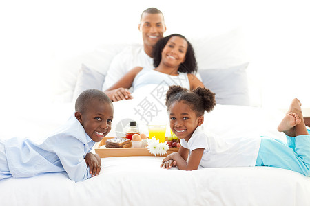 快乐的家庭在卧室吃早饭兄弟高清图片素材