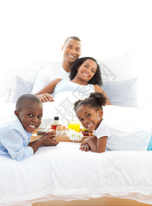 家人在卧室吃早饭的快乐假期高清图片素材