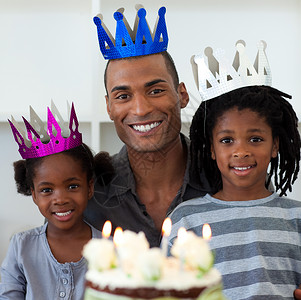 熄灯父亲与孩子一起微笑 庆祝一个生日背景