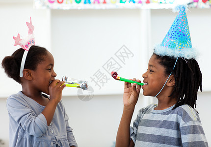 熄灯幸福的兄弟姐妹在生日派对上玩得开心背景