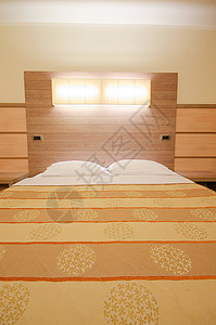 在现代房间的双人床 酒店 浪漫的 睡眠 奢华 套房图片