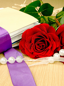 玫瑰 邮件和珍珠 木制传统美容成分背景图片