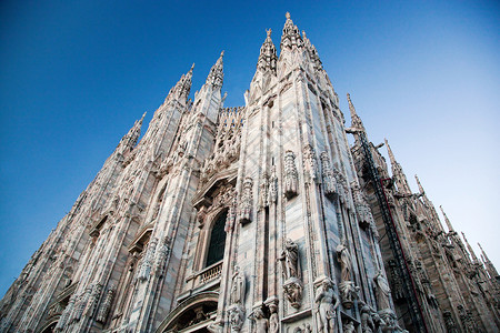意大利杜奥莫米兰大教堂 欧洲 蓝色的 画廊 旅游 通道背景图片
