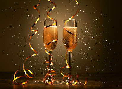 新年派对上香槟的玻璃杯 金的 液体 前夕 饮料 树图片