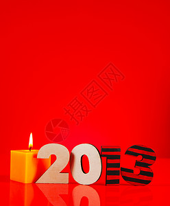2013 Wooden 年数 用燃烧的蜡烛 假期 数字背景图片