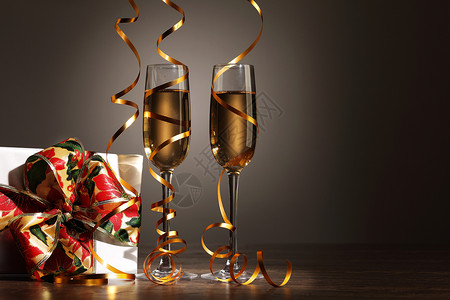 新年派对上香槟的玻璃杯 液体 瓶子 酒精 浪漫的图片