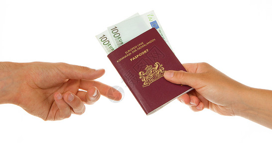 妇女用金钱发放护照背景图片