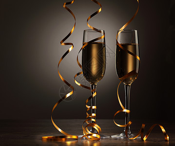 新年派对上香槟的玻璃杯 金的 圣诞快乐 树 液体 金子图片