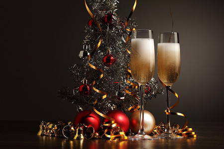 新年派对上香槟的玻璃杯 葡萄酒 庆祝 冬天 瓶子 金子图片