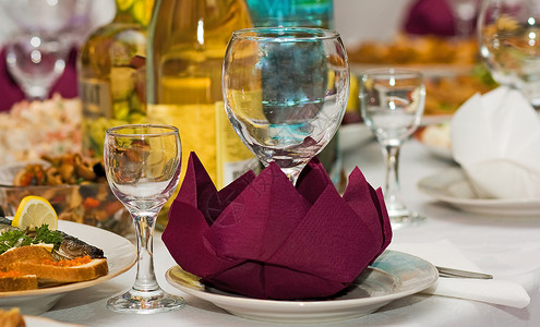 餐桌套餐服务 配有银器 餐厅 念日 刀具 假期 玻璃食物高清图片素材