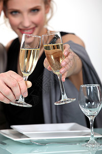 一对夫妇一起庆祝 一杯香槟酒 女朋友 庆典 敬酒背景图片