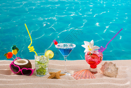 椰子饮料白色沙滩上的热带鸡尾酒 地平线 假期 装饰品 莫吉托 饮料背景