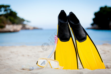 夏季海滩上的黄鳍和浮游面罩 异国情调 娱乐 水上运动潜水高清图片素材