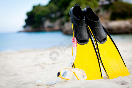 夏季海滩上的黄鳍和浮游面罩 游泳 绿松石 潜水 旅行水上运动高清图片素材