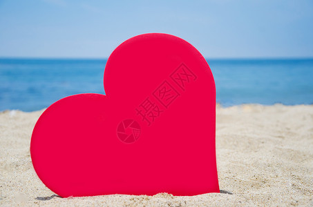 海滩上的心脏形状 爱 水 天空 海洋背景图片