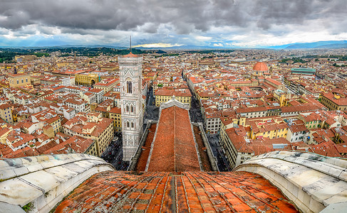 佛罗伦萨的全景 从杜奥莫大教堂的卡波拉背景图片