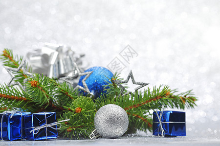 圣诞卡 卡片 展示 华丽的 盒子 丝带 冷杉 蓝色的背景图片