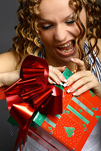 圣诞节女孩 红色的 树 玩具 假期 白色的 礼物 圣诞饰品 派对图片