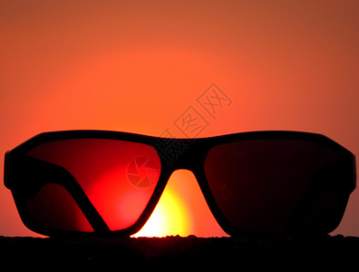 太阳镜 早晨 眼镜 日出 太阳升起 黎明 黄昏 概念上的背景图片