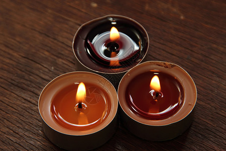 三根棕色调的蜡烛 木头 苹果 爱 假期背景图片