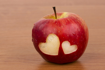 两颗心在新鲜苹果上 一个情人节主题背景图片
