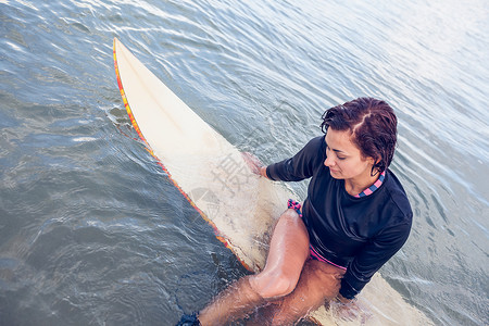 坐在水中冲浪板上的美女 自由 户外 海洋 夏天 水上运动图片