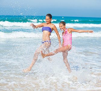 女孩在海滩上跑 跑步 笑 快乐 假期 美丽 乐趣 活力晴天高清图片素材