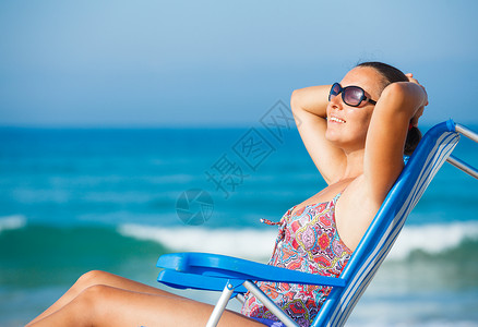 女人在甲板椅子上放松 休息 金发 假期 故事 温暖的图片