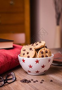 巧克力薯片饼干和木制牛奶背景 复古的 可可 可口背景图片