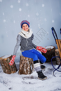 穿着冬衣的有趣女孩 帽子 羊毛 喜悦 脸 手可爱的高清图片素材