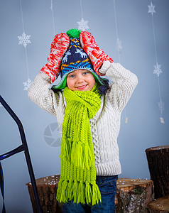 穿着冬衣的有趣男孩 假期 微笑 可爱的 手 时尚配件高清图片素材