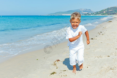 海滩上的男孩 婴儿 可爱的 孩子 日光浴 童年 太阳快乐高清图片素材