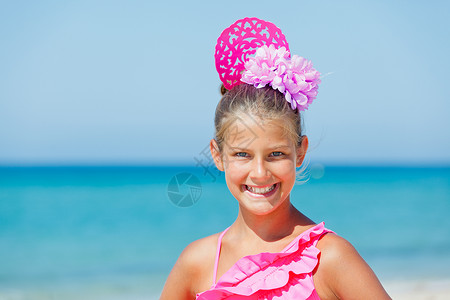 海滩上的女孩 阳光 快乐的 夏天 自然 棕褐色 水 美丽的微笑高清图片素材
