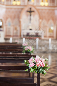 教堂中美丽的花朵婚礼装饰 长椅 装饰风格 花的 花束背景图片