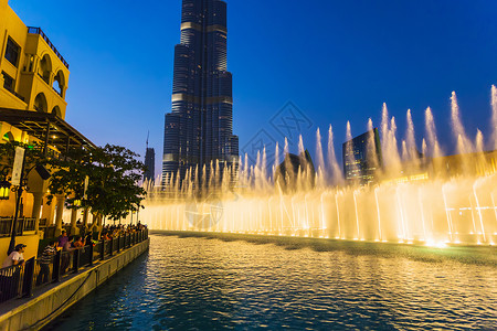 阿联酋迪拜塔在湖上设置一个创记录的喷泉系统背景