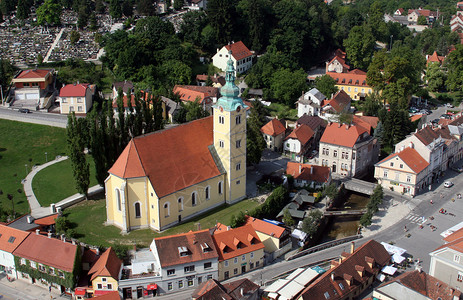 Samobor -克罗地亚城市 空中观察 蓝色的 天主教的背景图片