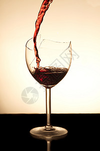 将红葡萄树泼入破碎的玻璃杯中 红色的 运动 庆典背景图片