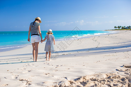 在Caribbean海滩看到年轻母亲和小女儿的背影 家庭 自然海洋高清图片素材