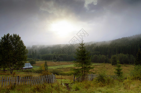 山上夏日清晨的福吉 喀尔巴阡山脉 乌克兰 天空 草地薄雾高清图片素材