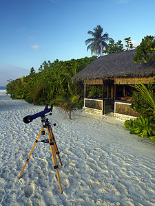 热带海滩度假胜地   马尔代夫 海滩小屋 望远镜背景图片