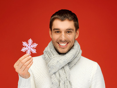 男人穿着温暖的毛衣和带雪花的围巾 薄片 冬天背景图片