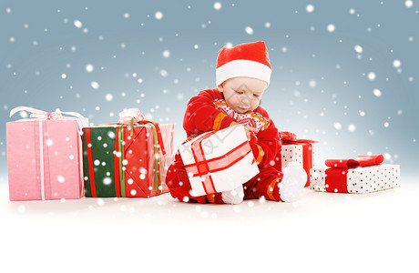 带圣诞礼物的圣塔帮手婴儿 圣诞老人 可爱的 假期 冬天男生高清图片素材