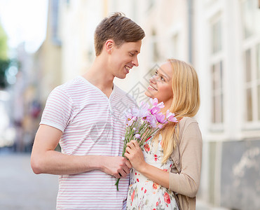 城里有对夫妇的鲜花 订婚 男人 花朵 假期 惊喜 女士夫妻高清图片素材