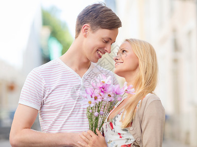 城里有对夫妇的鲜花 惊喜 浪漫 爱 女士 花束快乐的高清图片素材